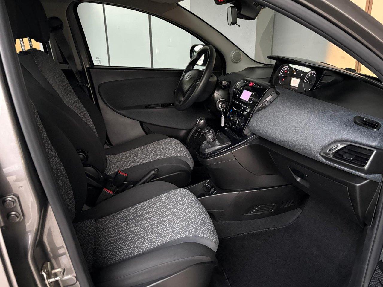 Lancia Ypsilon 1.0 firefly hybrid Silver s&s 70cv 5p.ti