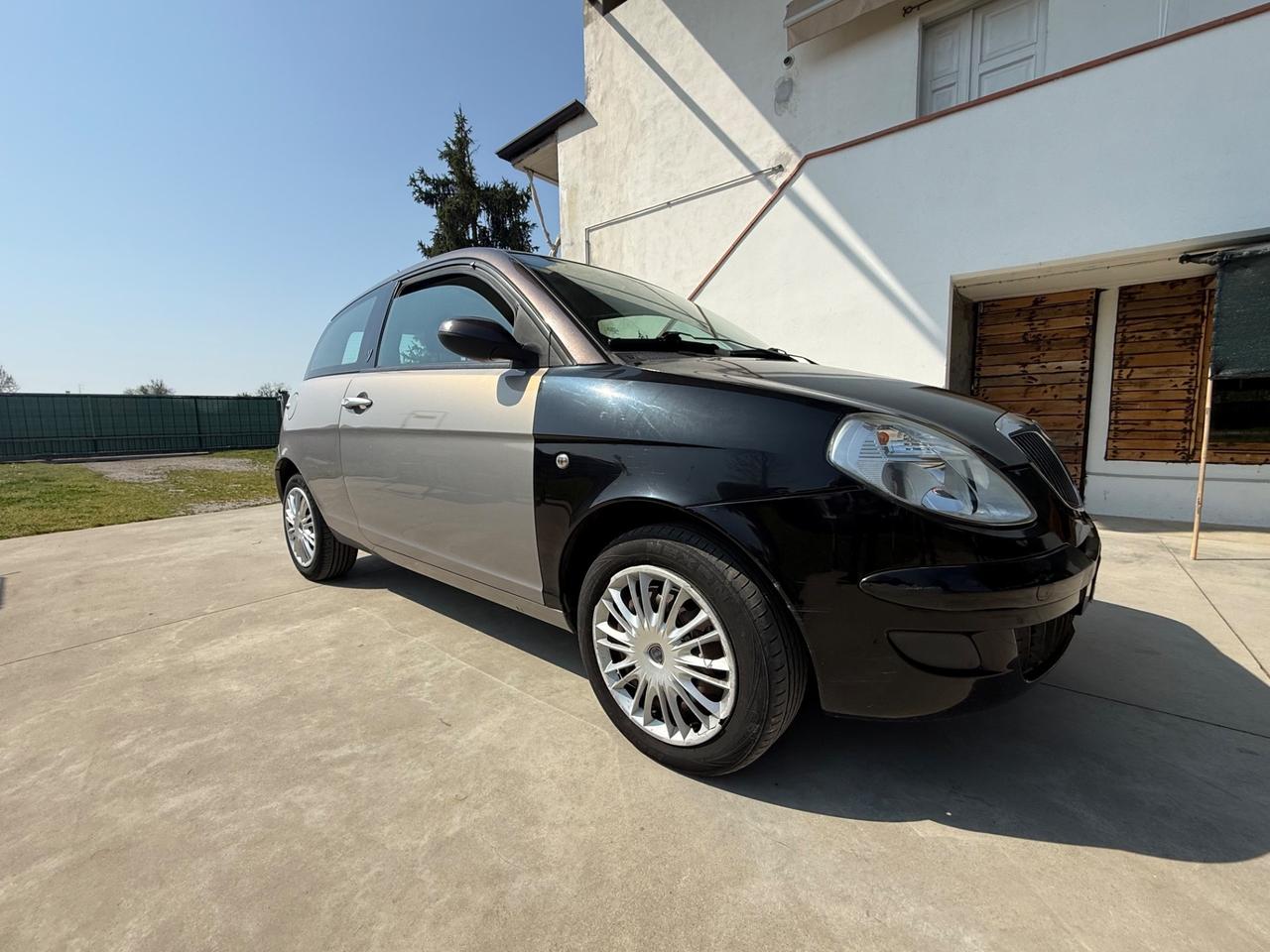 Lancia Ypsilon 1.3 MJT 75 CV Versus