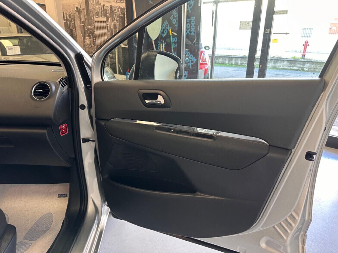PUGEOT 5008 1.6 HDI 7 POSTI