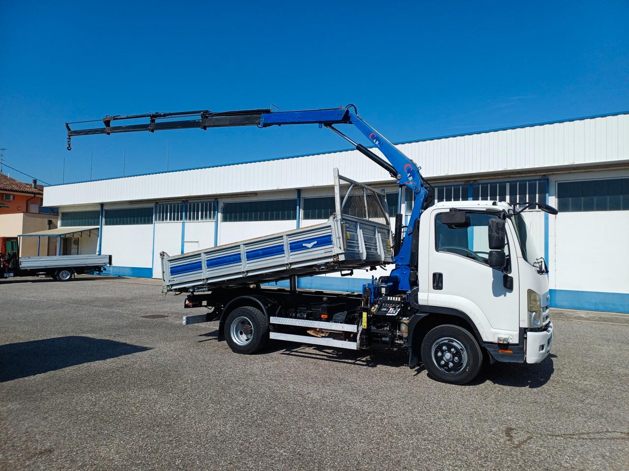 ISUZU 110 CON GRU PM 8024 E CASSONE RIBALTABILE