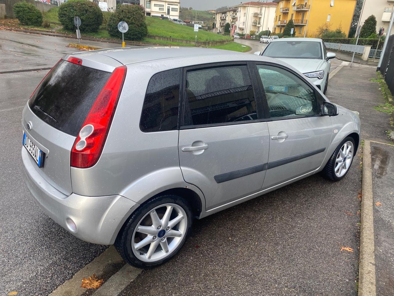 Ford Fiesta 1.2 16V 5p. Ghia ok neopatentati