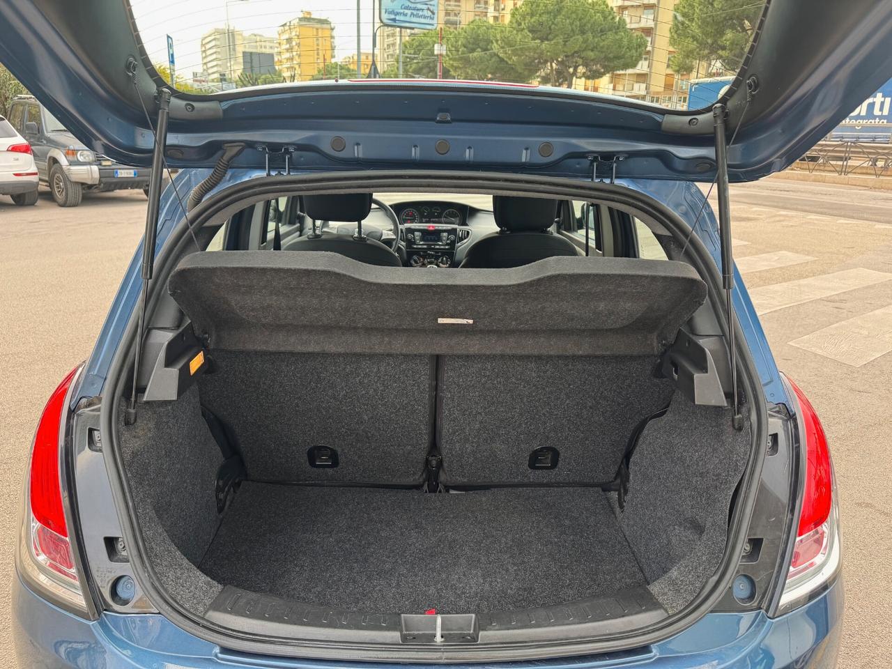 Lancia Ypsilon 1.0 FireFly 5 porte S&S Hybrid Ecochic Silver