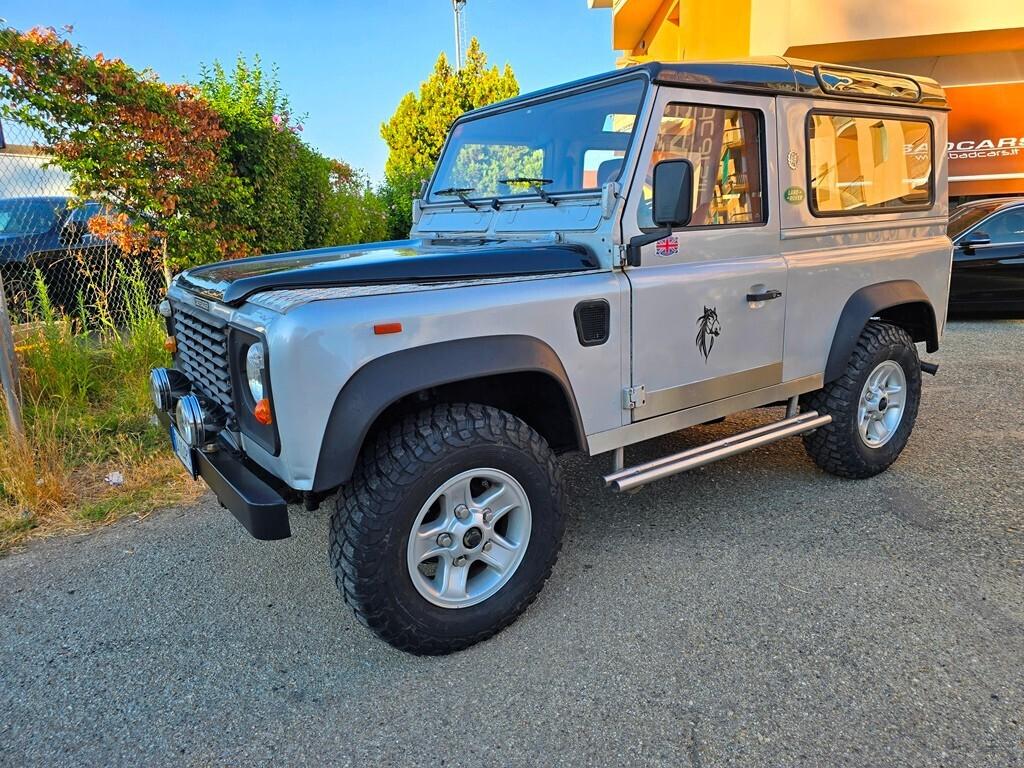 Land Rover Defender 90 TDI 200 RESTAURATA!