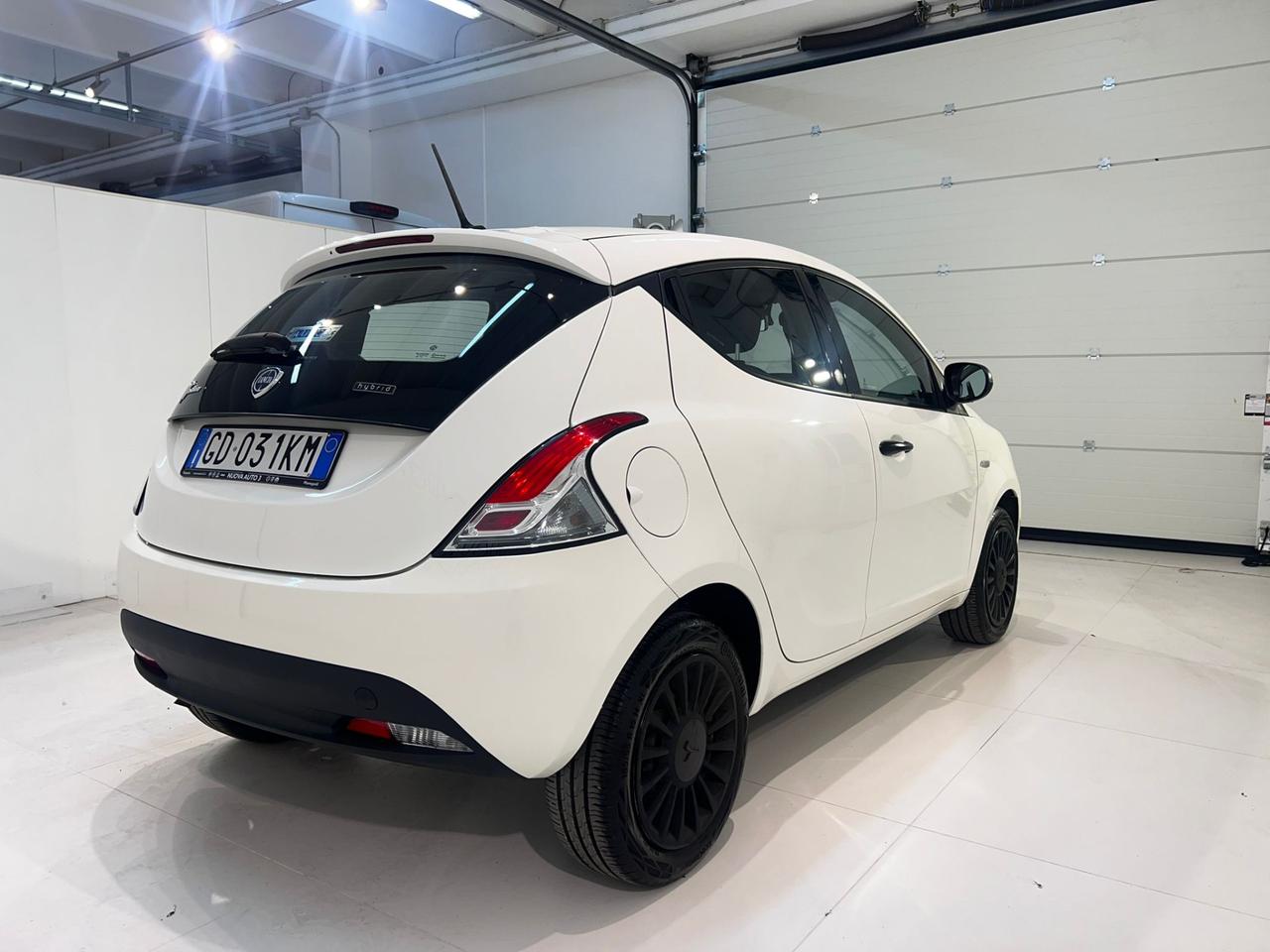 Lancia Ypsilon 1.0 FireFly 5 porte S&S Hybrid Silver