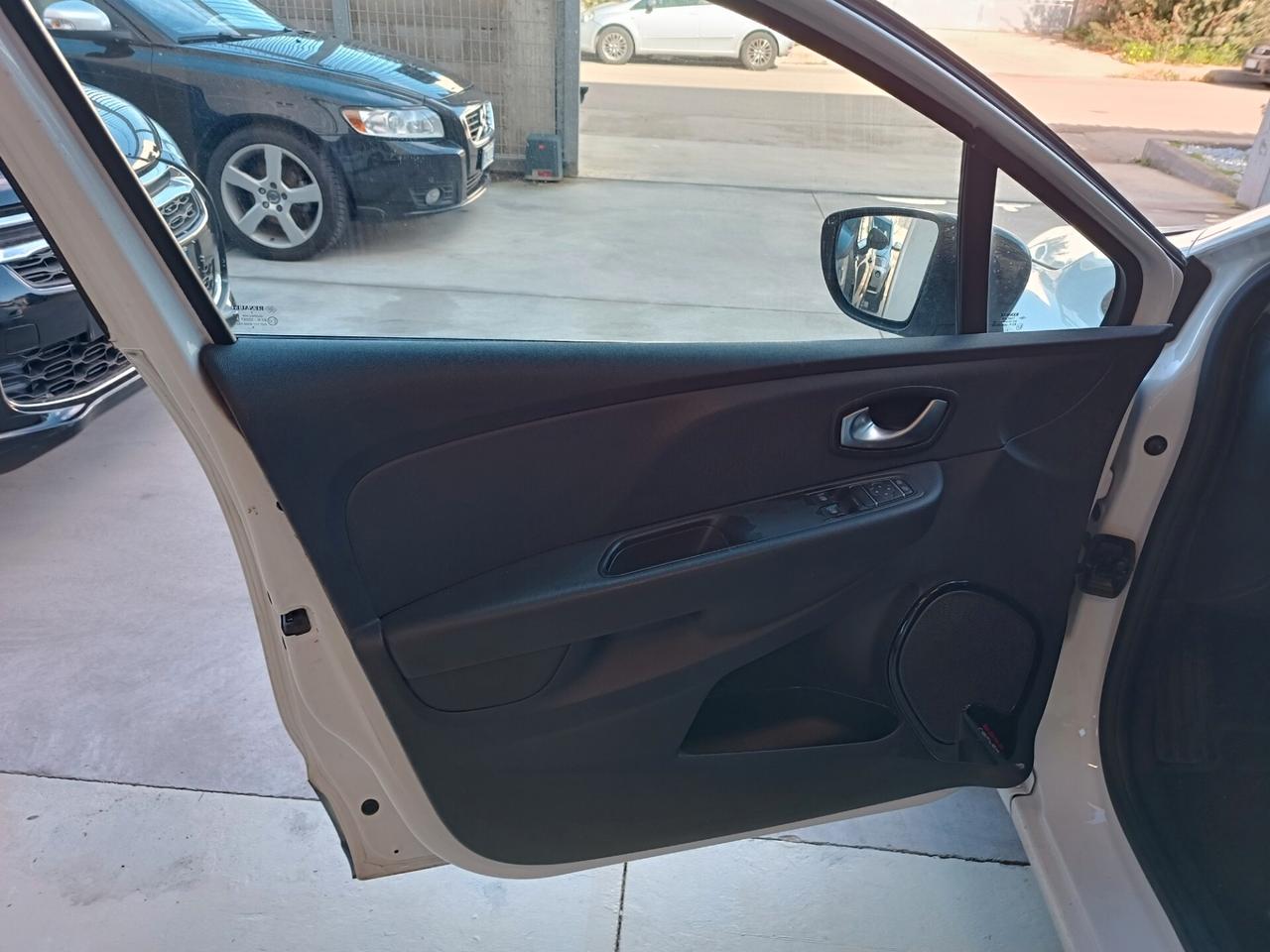 Renault Clio dCi 8V 75 CV 5 porte Moschino Life AUTOCARRO 4 POSTI