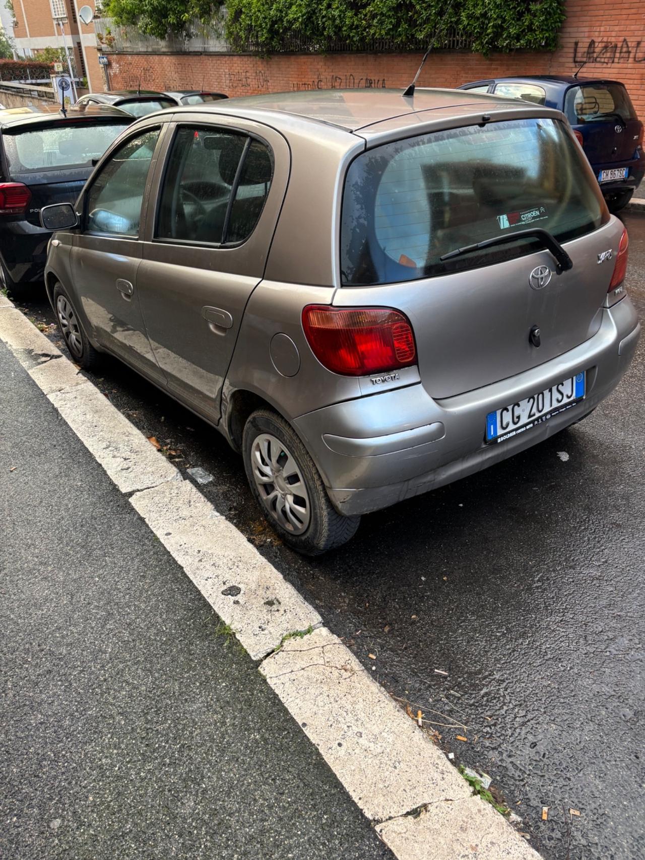 Toyota Yaris 1.0i 16V cat 5 porte Sol