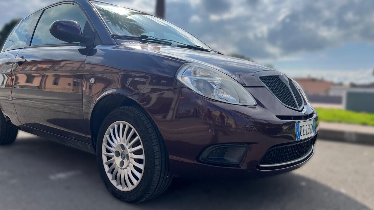 Lancia Ypsilon 1.3 MJT 75 CV Versus