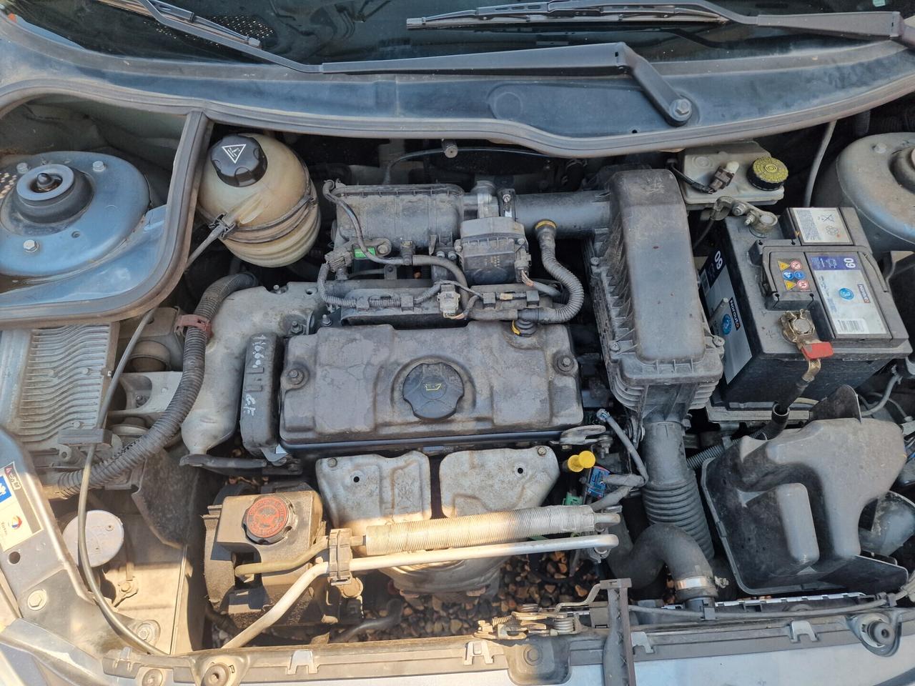 Peugeot 206 Plus 1.1 60CV 5p. distribuzione ok.