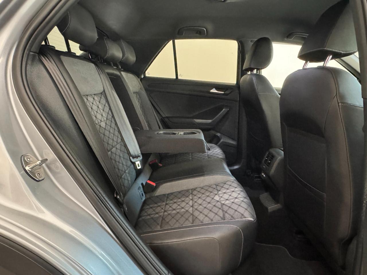 Volkswagen T-Roc R-Line / 1.5 TSI ACT 150cv / DSG / 2023