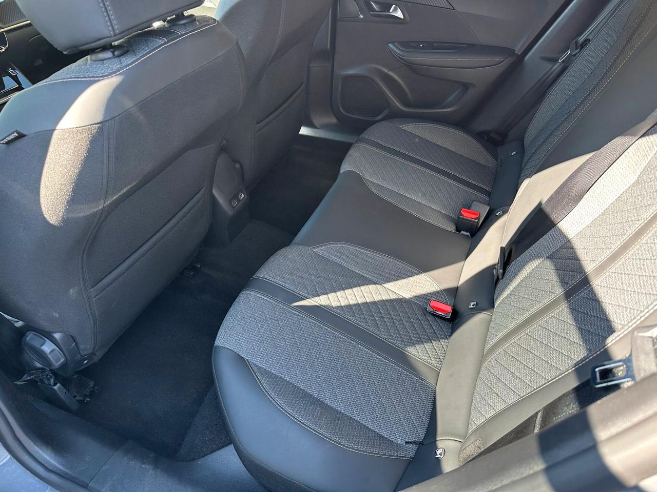 Peugeot 2008 Hybrid 145 e-DCS6 Allure