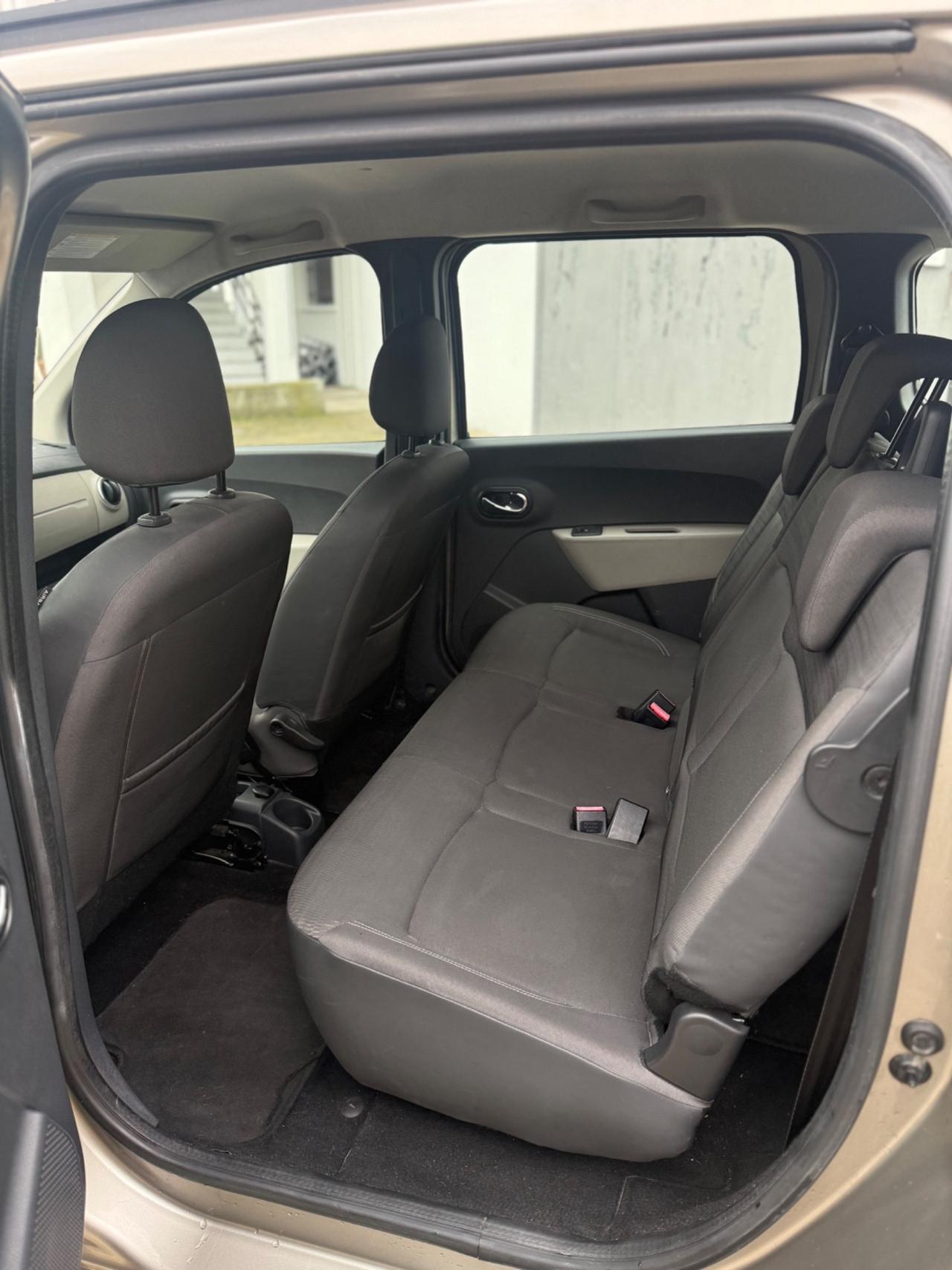 Dacia Lodgy 7 POSTI 1.5 DIESEL POCHI KM NEOPATENTATI