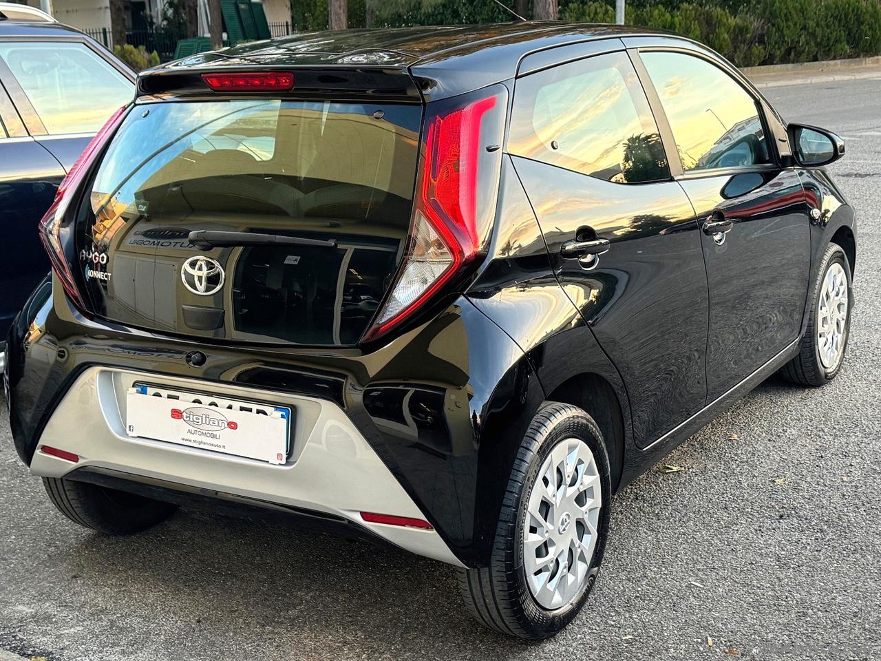 TOYOTA Aygo Connect 1.0 VVT-i 72 CV 5p. x-cool NEO PATENTATI