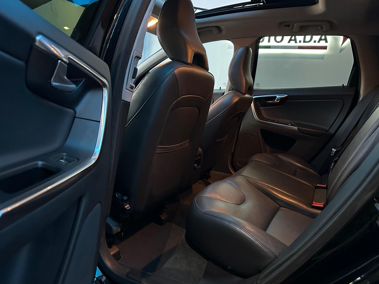 Volvo XC 60 XC60 D4 AWD Geartronic R-design Momentum N1