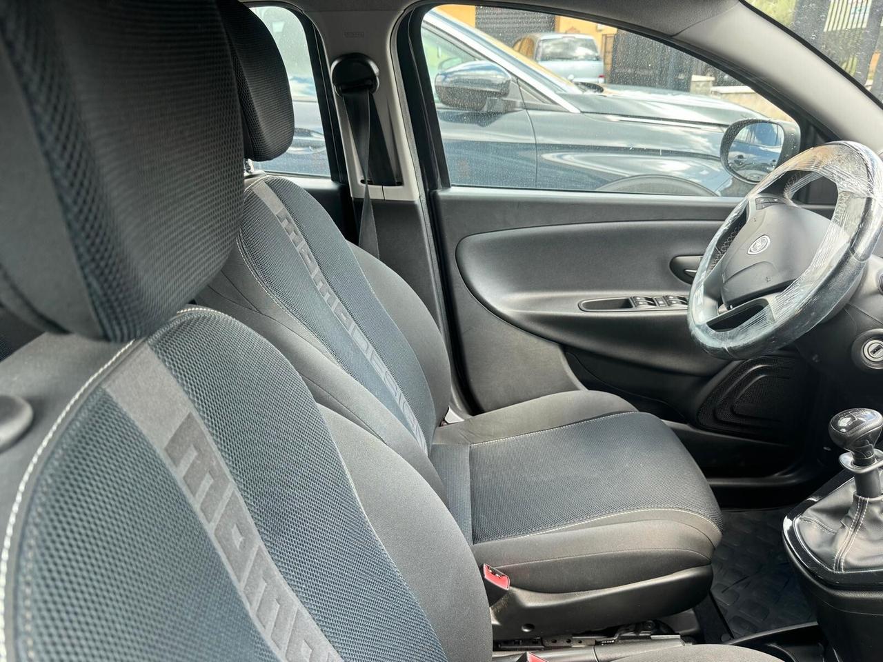 Lancia Ypsilon 1.2 69 CV Unyca MOMO DESIGN