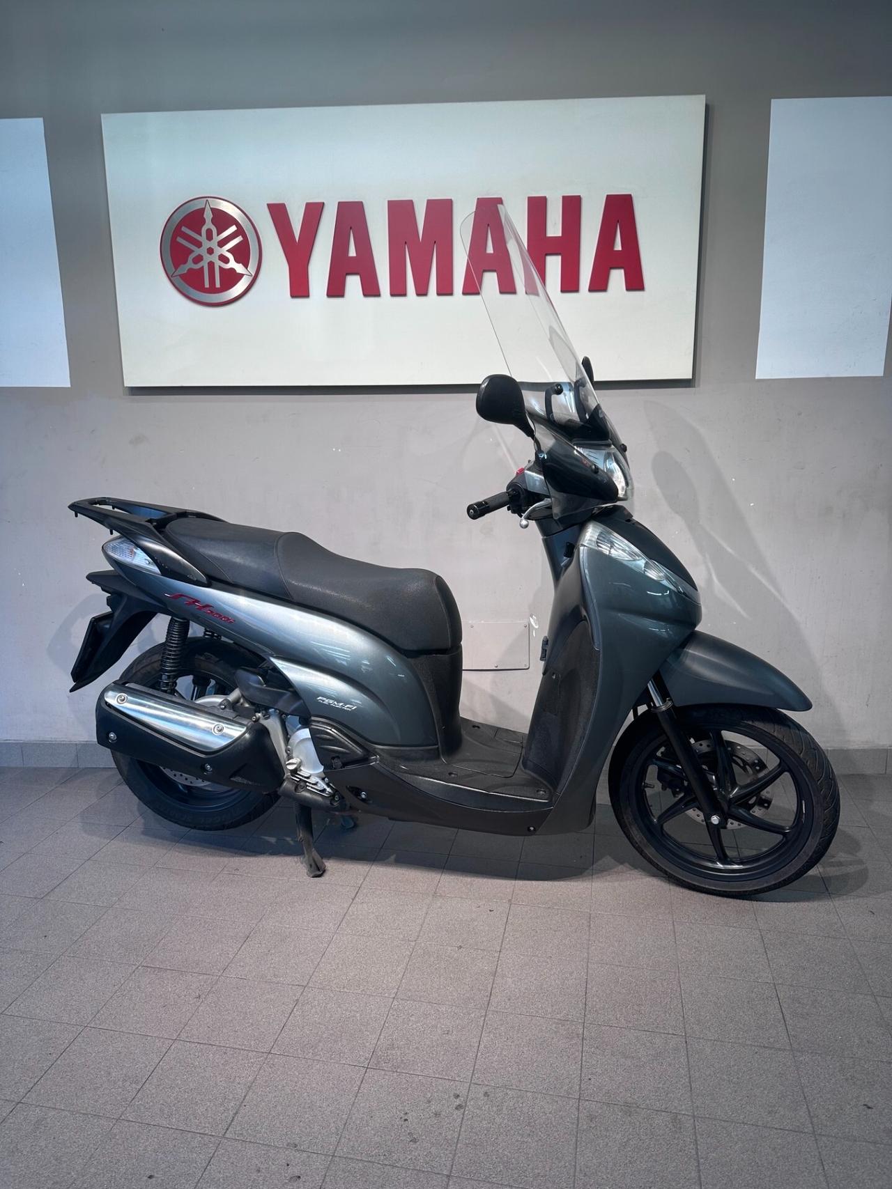 Honda SH 300 i total grey