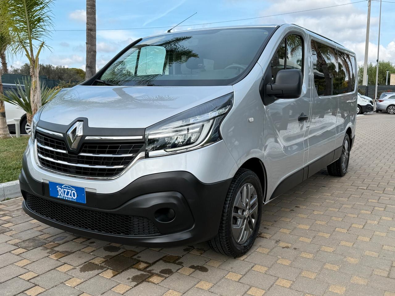 Renault Trafic 2.0dCi 120CV 9 Posti l2h1 Lungo 2 Porte Posteriori Fari Full Led