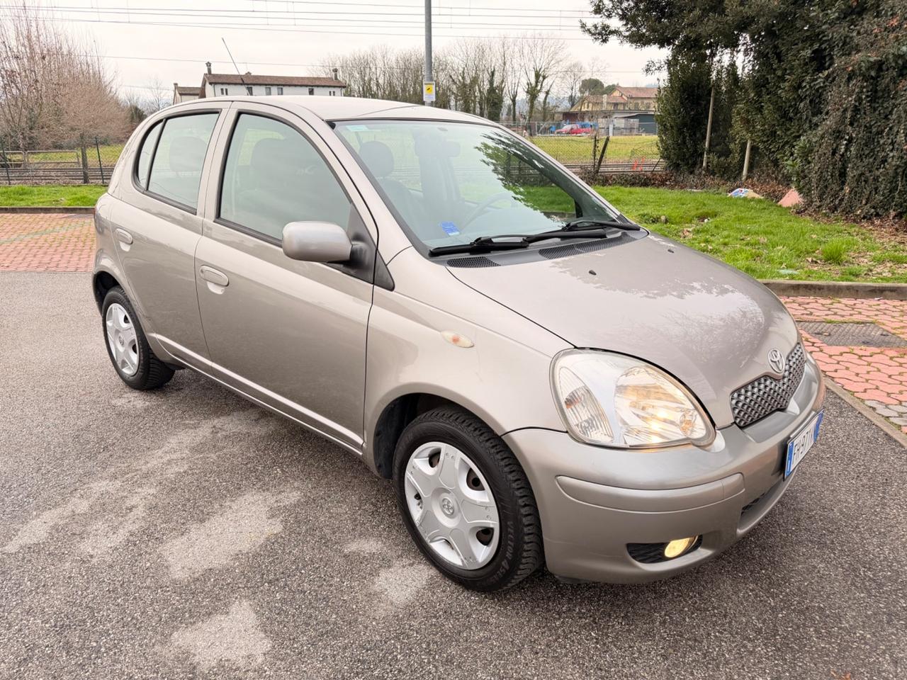 Toyota Yaris 1.0i neopatentati 5porte