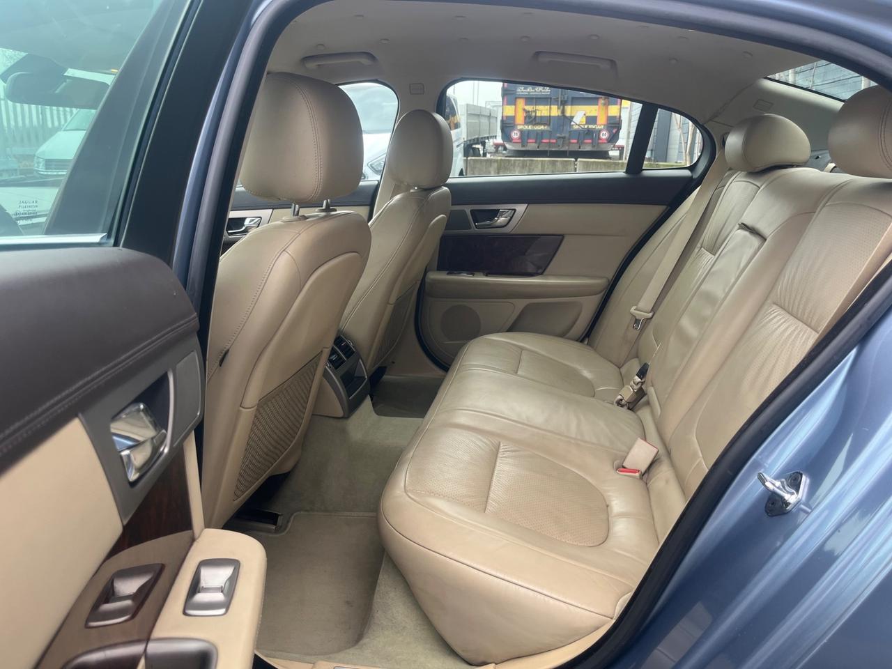 Jaguar XF 2.7D V6 Premium Luxury Grandinata