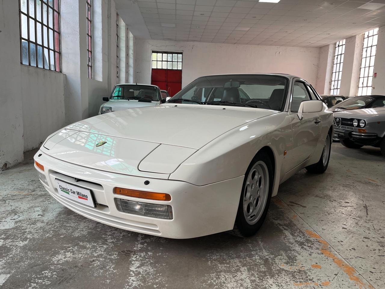 Porsche 944 Turbo cat