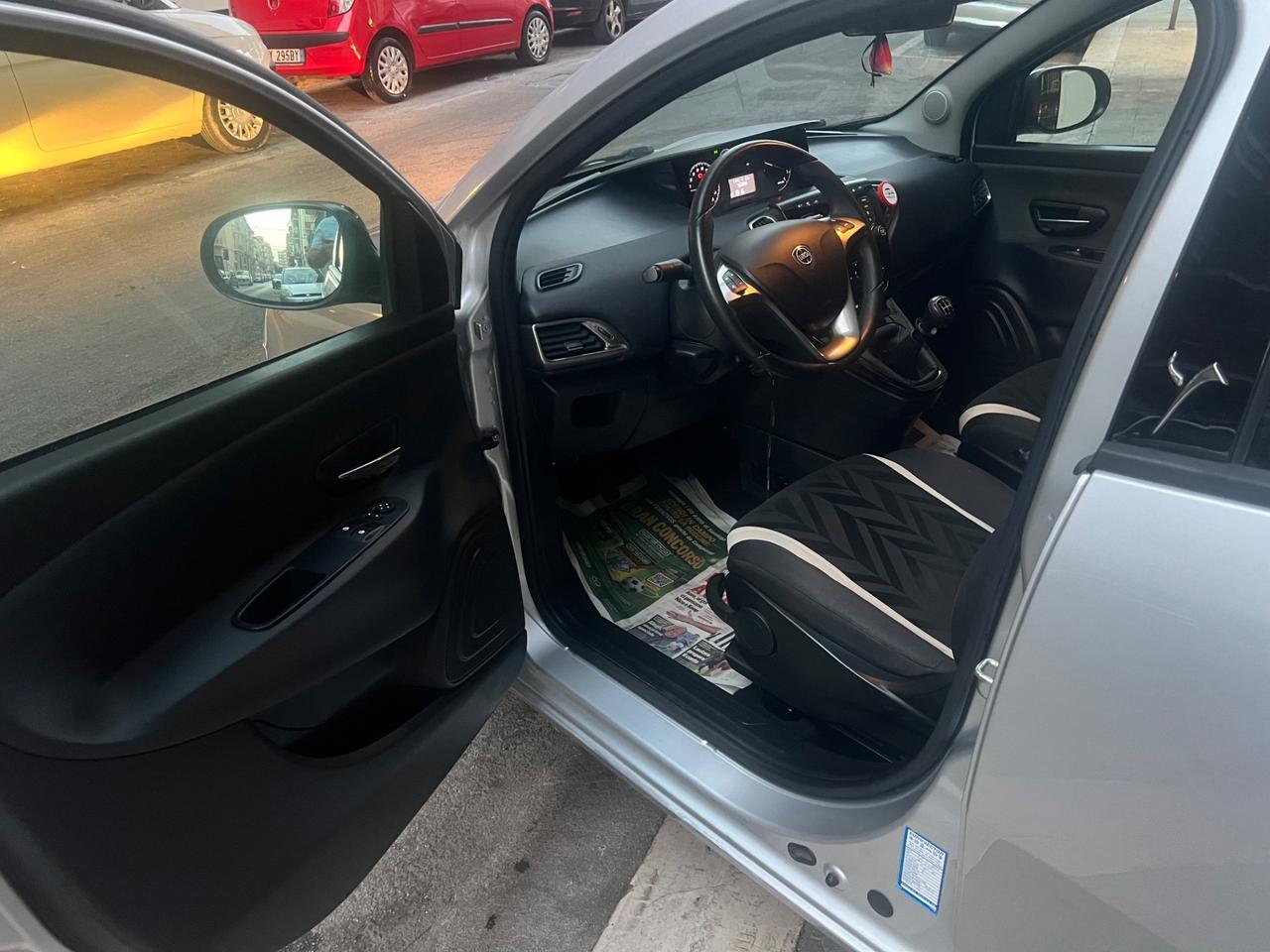 Lancia Ypsilon 1.2 69 CV 5 porte Silver