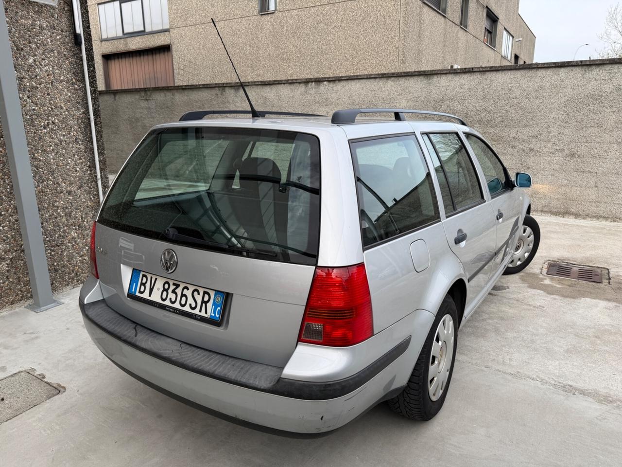 VW GOLF 1.6 BENZINA EURO4 UNI PROP NEOPATENTATI