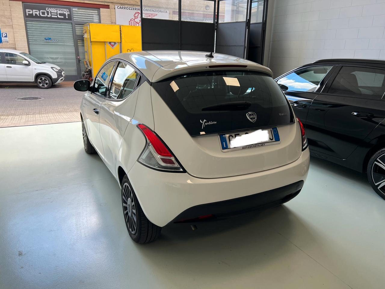 Lancia Ypsilon 1.0 FireFly 5 porte S&S Hybrid Ecochic Silver