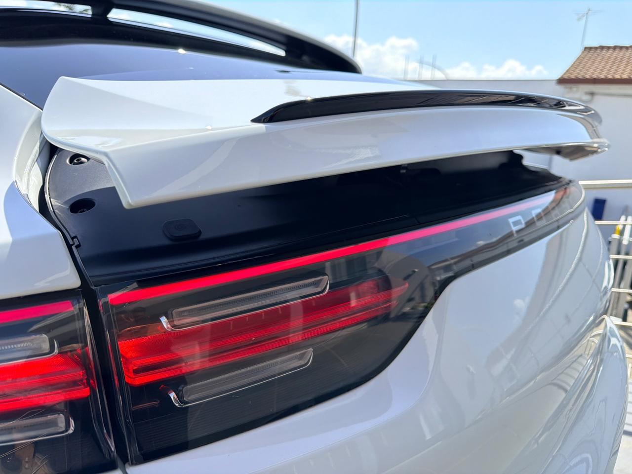 Porsche Cayenne Coupé 3.0 V6 E-Hybrid white edition