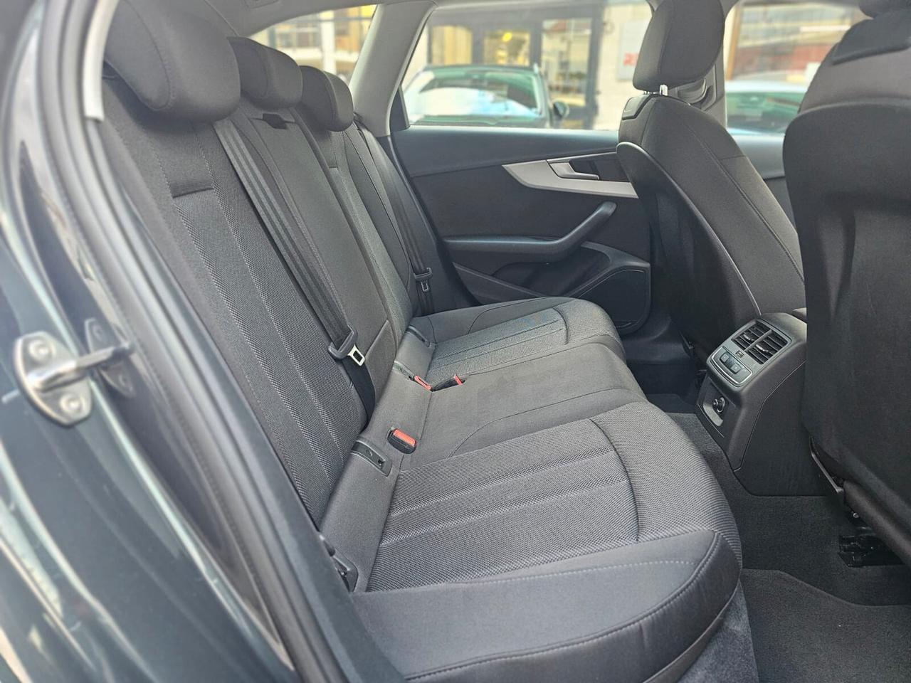 Audi A4 40 TDI quattro S tronic Business Advanced