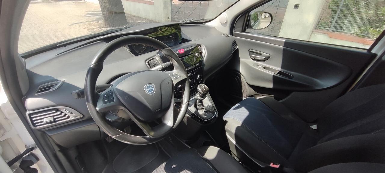 Lancia Ypsilon 1.2 69 CV 5 porte S Momodesign