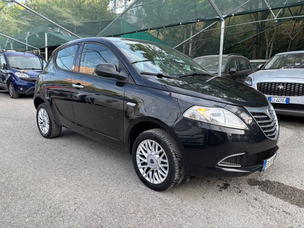 Lancia Ypsilon 5 porte Metano Ecochic OK NEOPATENTATI