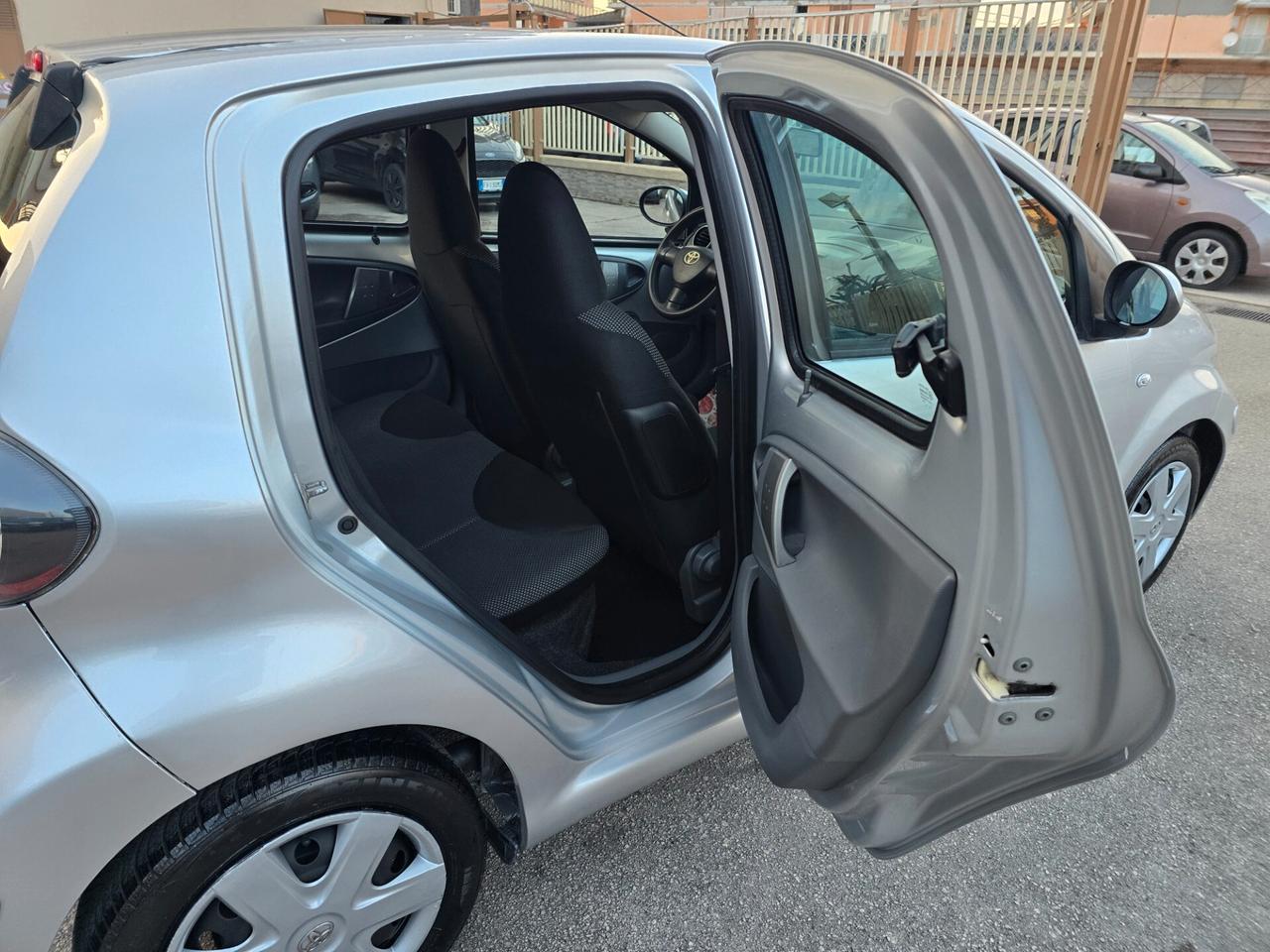Toyota Aygo 1.0 12V VVT-i 5 porte Sol Connect MMT