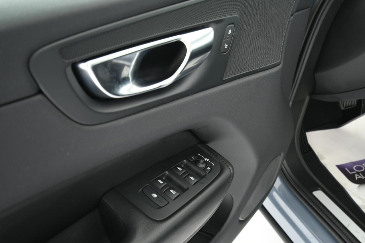 VOLVO XC60 2.0 b4 Momentum awd auto CAMERA+APP CONNECT+FULL LED