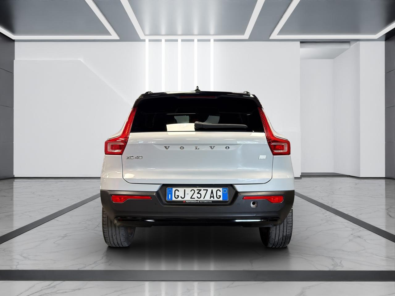 Volvo XC40 1.5 t4 phev R-design auto my21 - 24 MESI GARANZIA