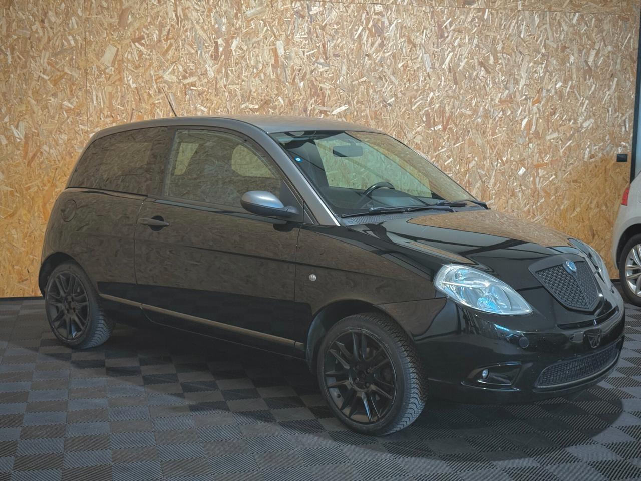 Lancia Ypsilon 1.4 Sport MomoDesign