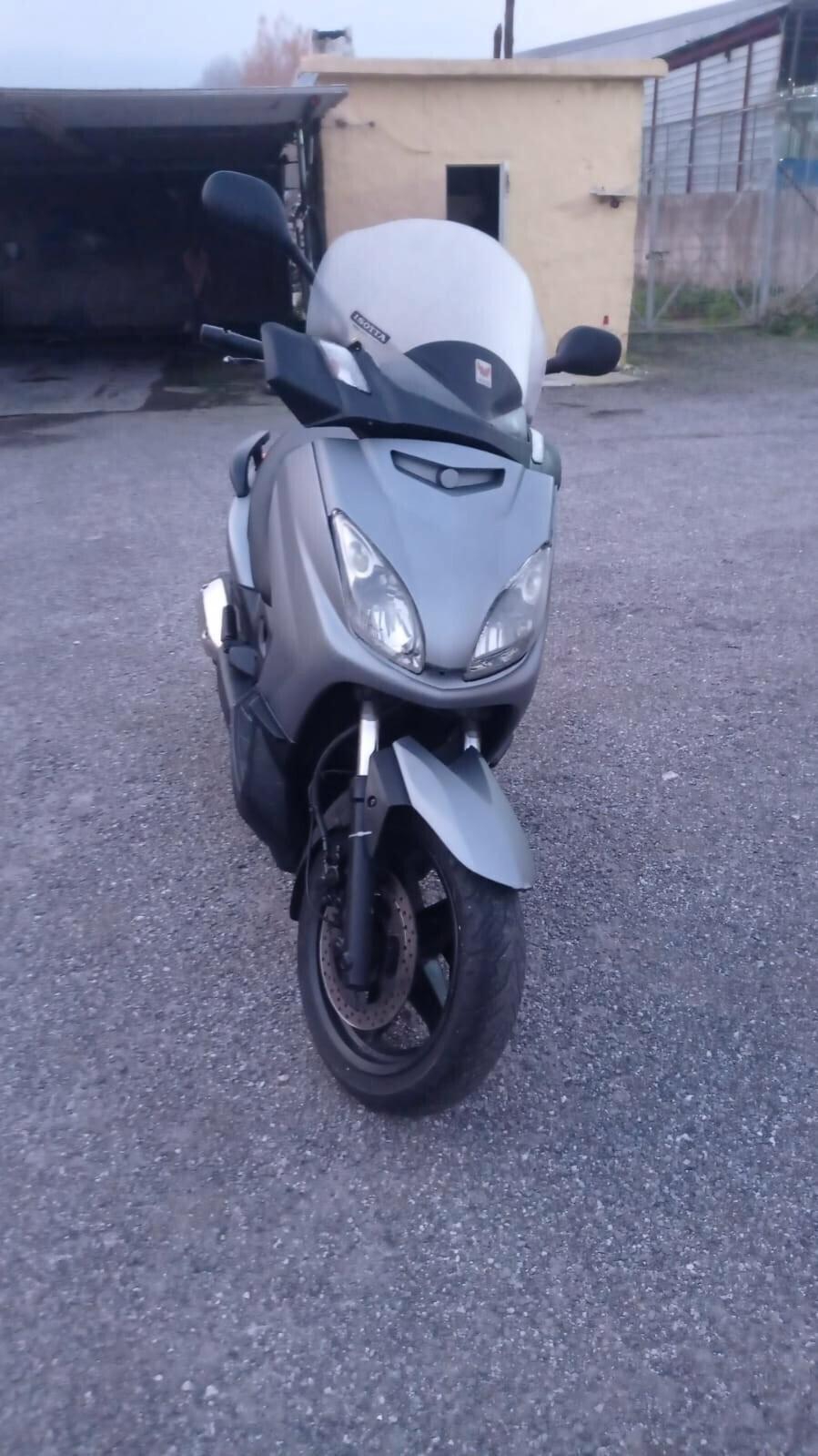 Yamaha X-Max 250