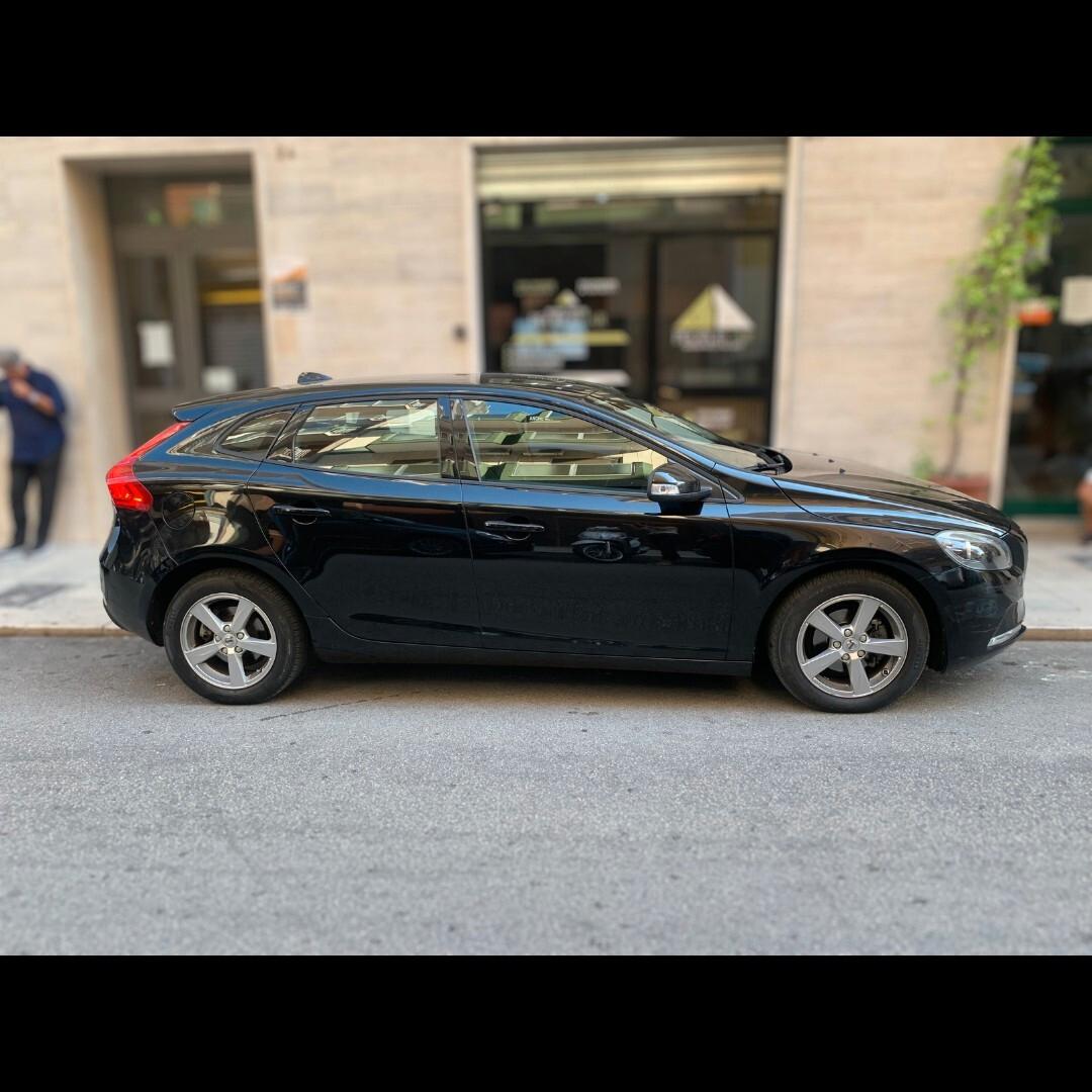 Volvo V40 D2 Geartronic R-design Momentum