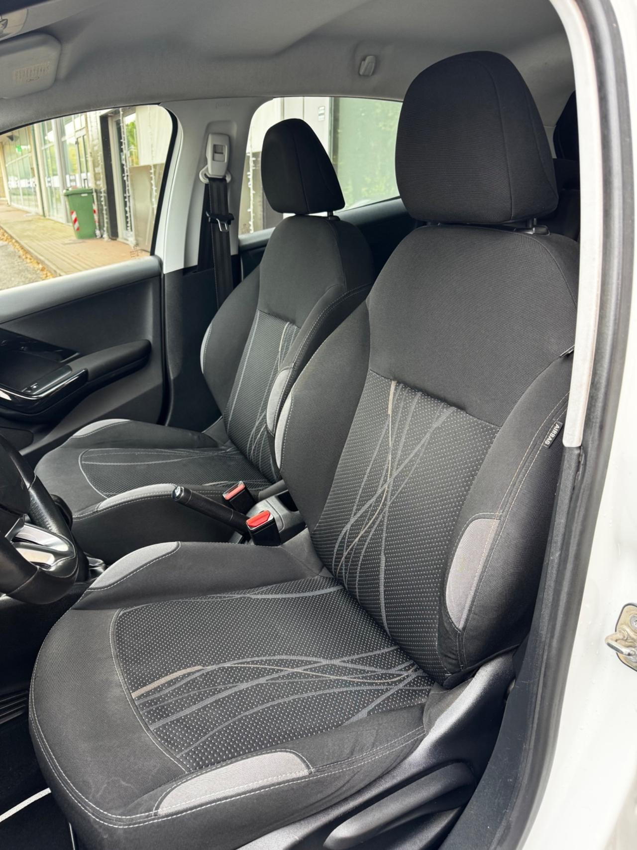 Peugeot 208 1.4 HDi 68 CV 5 porte Neopatentati