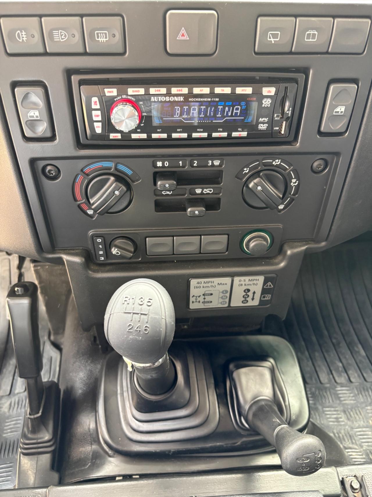 Land Rover Defender 90 2.4 TD4 Station Wagon E