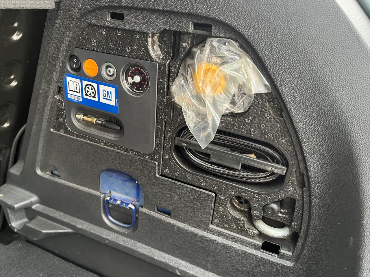 Opel Corsa 1.4 90CV GPL Tech 5 porte b-Color