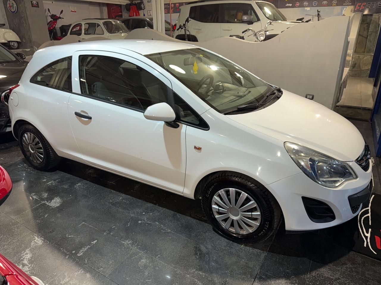 Opel Corsa 1.2 3 porte b-color