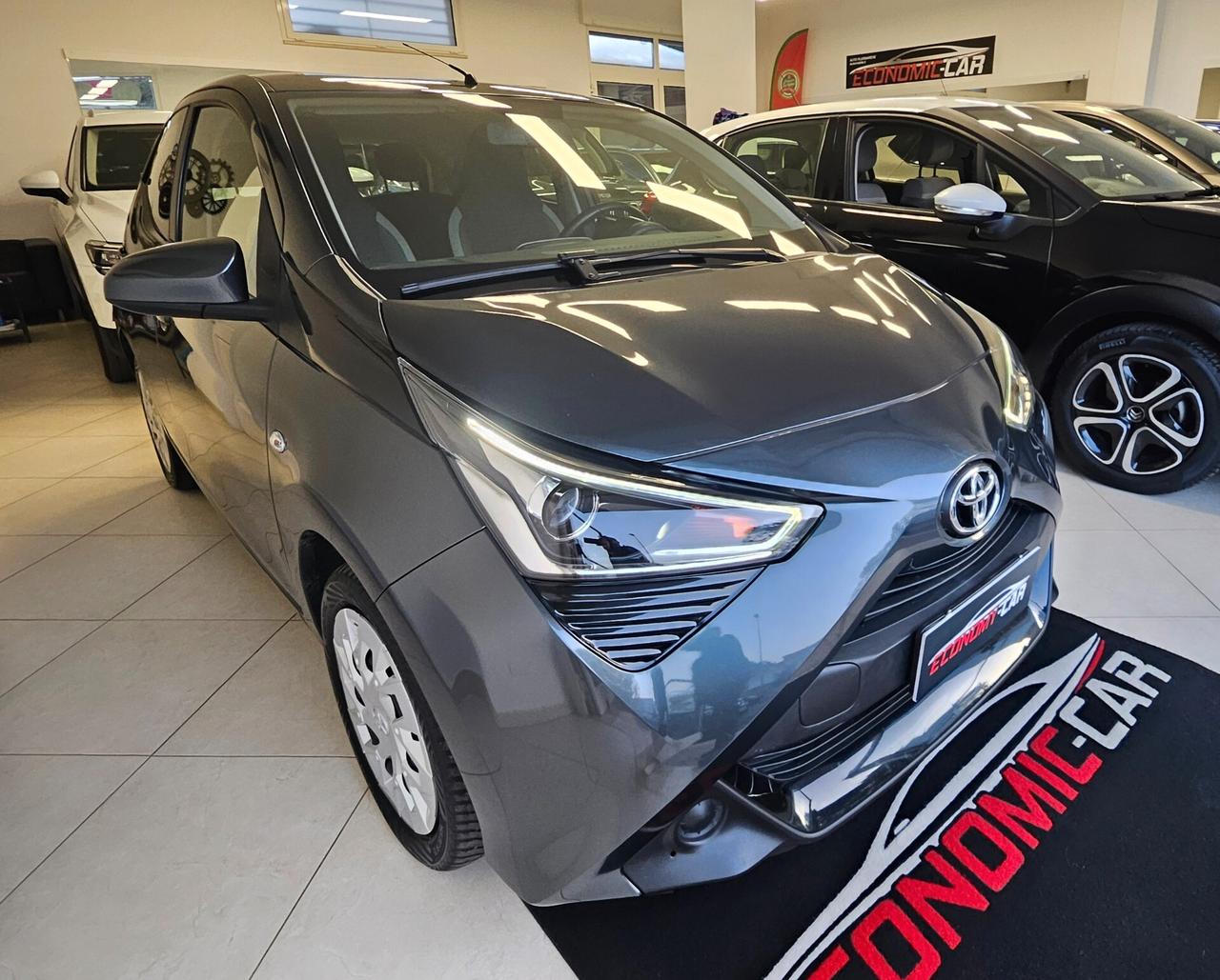 Toyota Aygo Connect 1.0 VVT-i 72 CV 5 porte x-wave grey