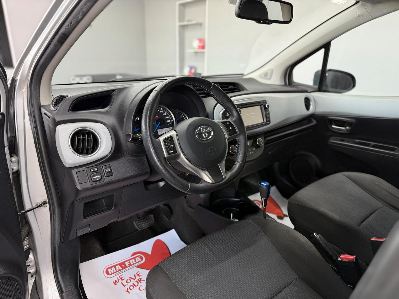 Toyota Yaris HYBRID LOUNGE