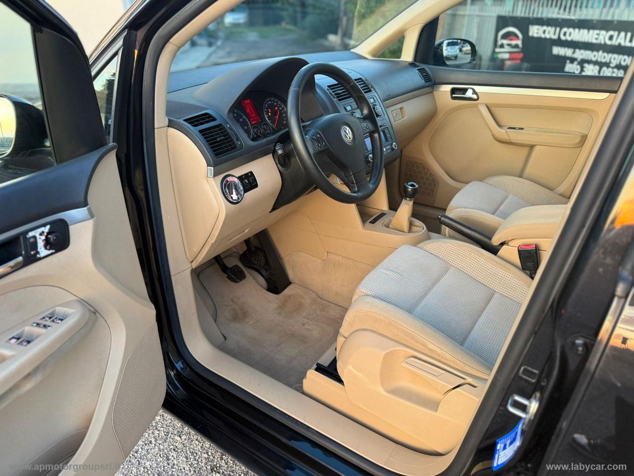 VOLKSWAGEN Touran 1.6 16V FSI Highline 7 POSTI