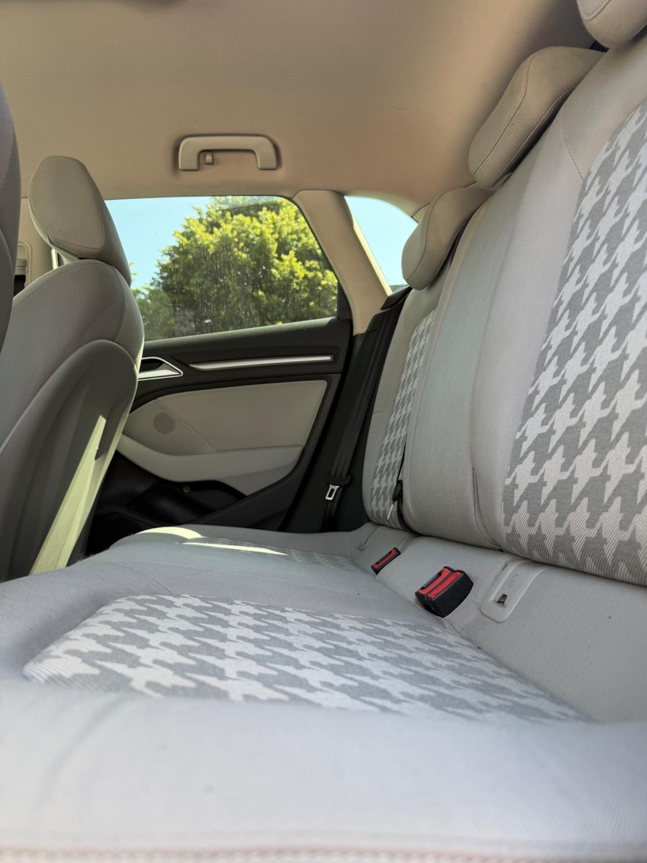 Audi A3 1.6 TDI clean diesel S tronic Ambition