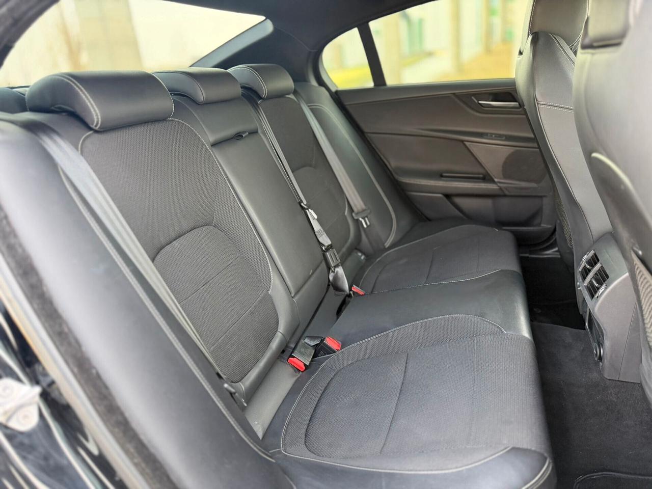 Jaguar XE 2.0 D Turbo R-Sport