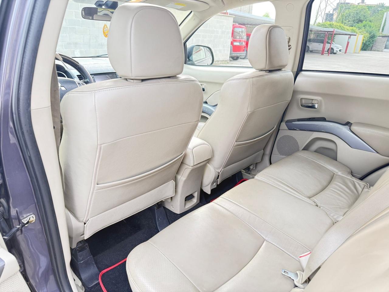 Mitsubishi Outlander 2.4 MIVEC Instyle 7 p.ti