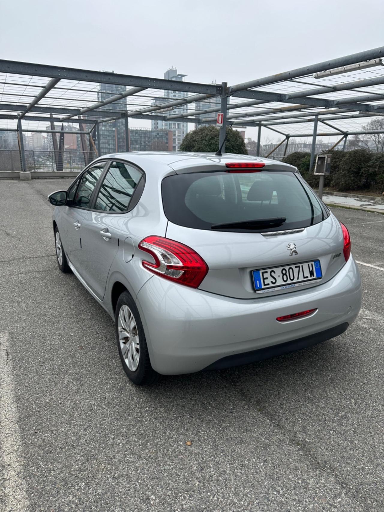 Peugeot 208 1.4 HDi 68 CV 5 porte Allure