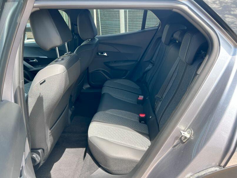 Peugeot 2008 PureTech 100 S&S Allure "Vision pack"; "Navi Pack"
