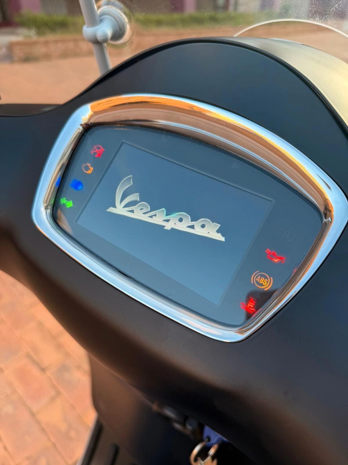 Piaggio Vespa 300 GTS hpe SUPER SPORT pari a nuovo