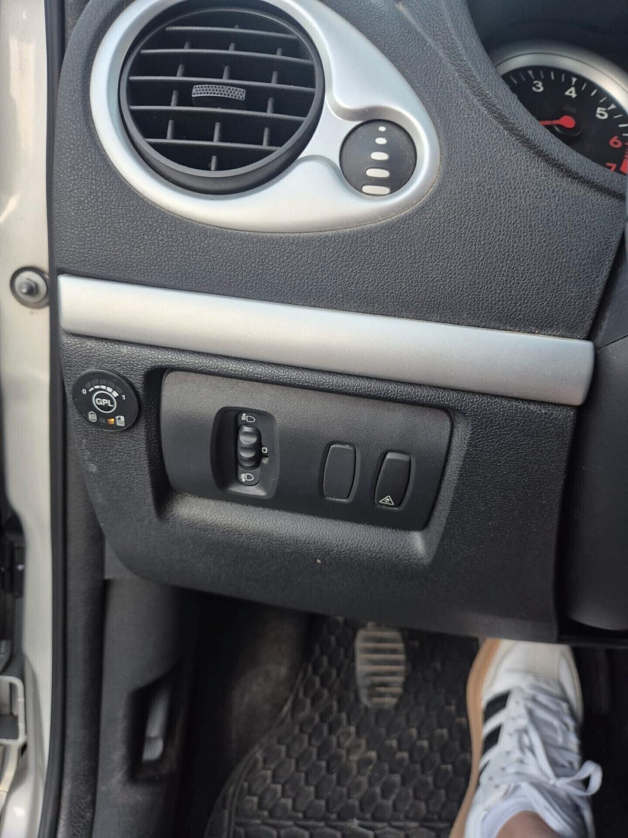 Renault Clio 1.2 69 cv GPL yahoo